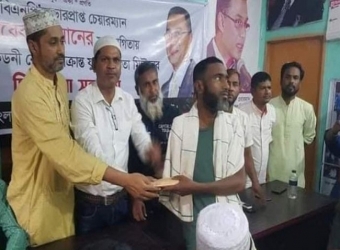 পাবনায় বিএনপির অসুস্থ ২ নেতাকে অনুদান 